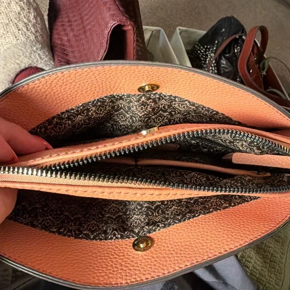 👜 Nanette Lepore Tan Pebbled Faux Leather Crossbody / Clutch - Picture 2 of 14